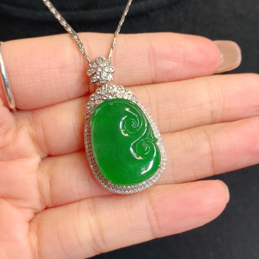 【闪购商品】颈饰18K金镶嵌翡翠如意