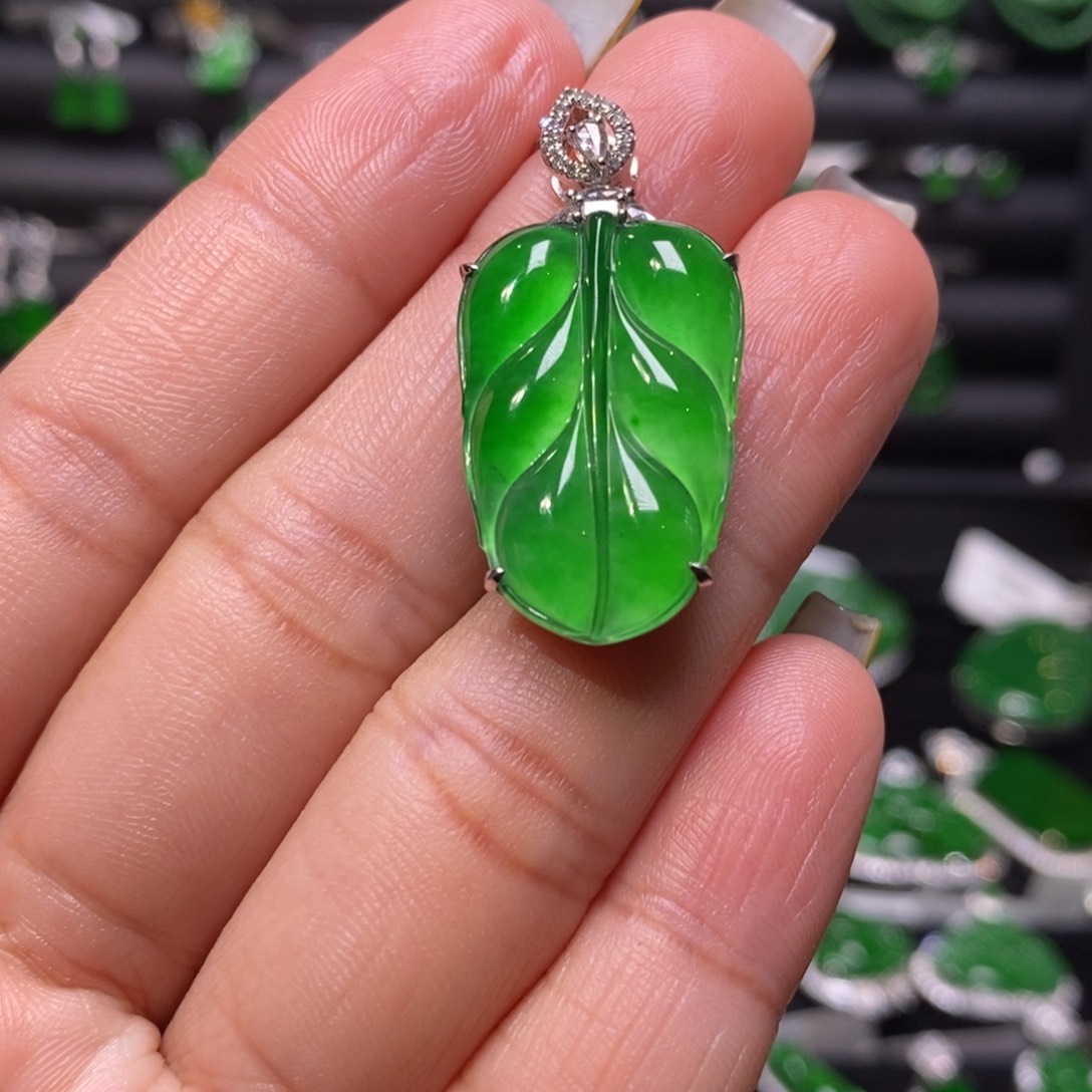 翡翠颈饰18K金镶嵌叶子吊坠
