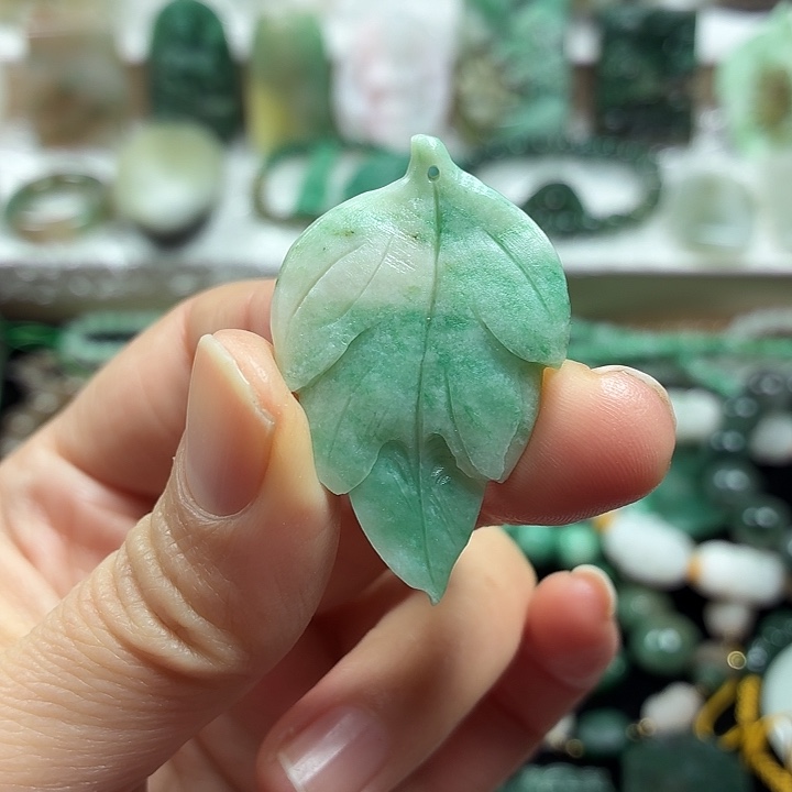 独山玉未镶嵌吊坠