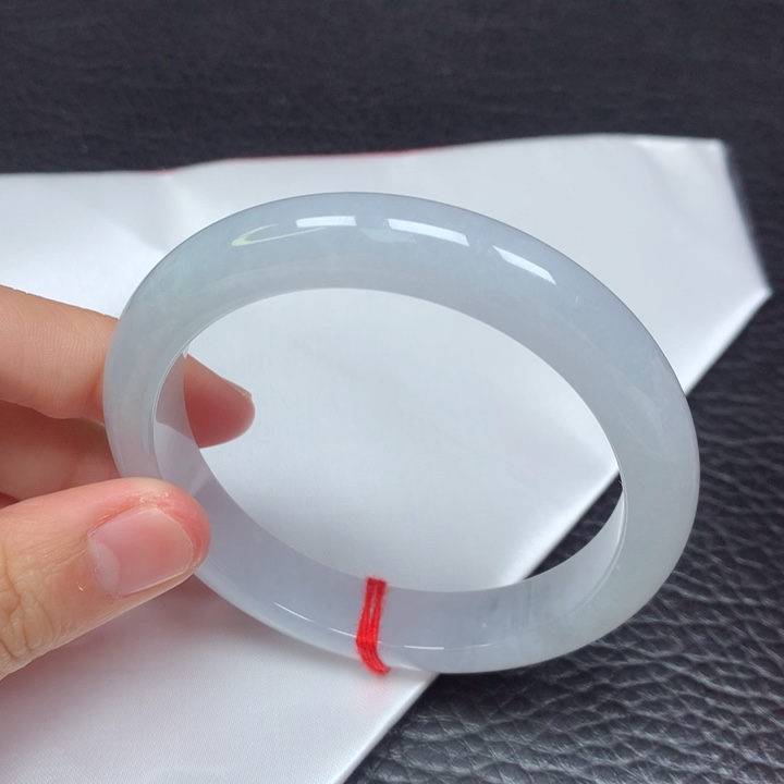 翡翠手镯未镶嵌。