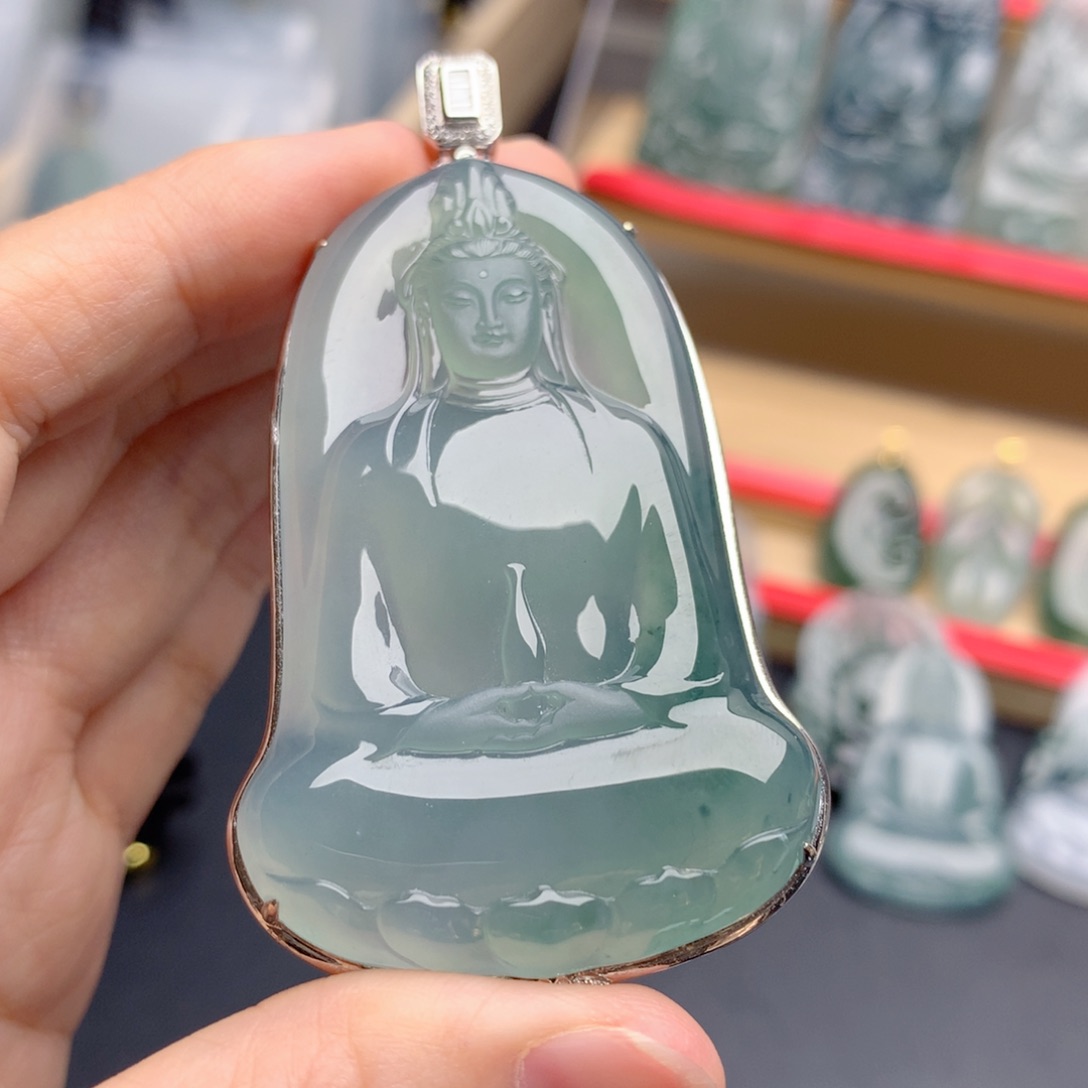 在***上翡翠18K金镶嵌颈饰素衣