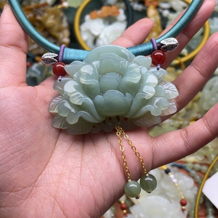 蛇纹石玉吊坠合金