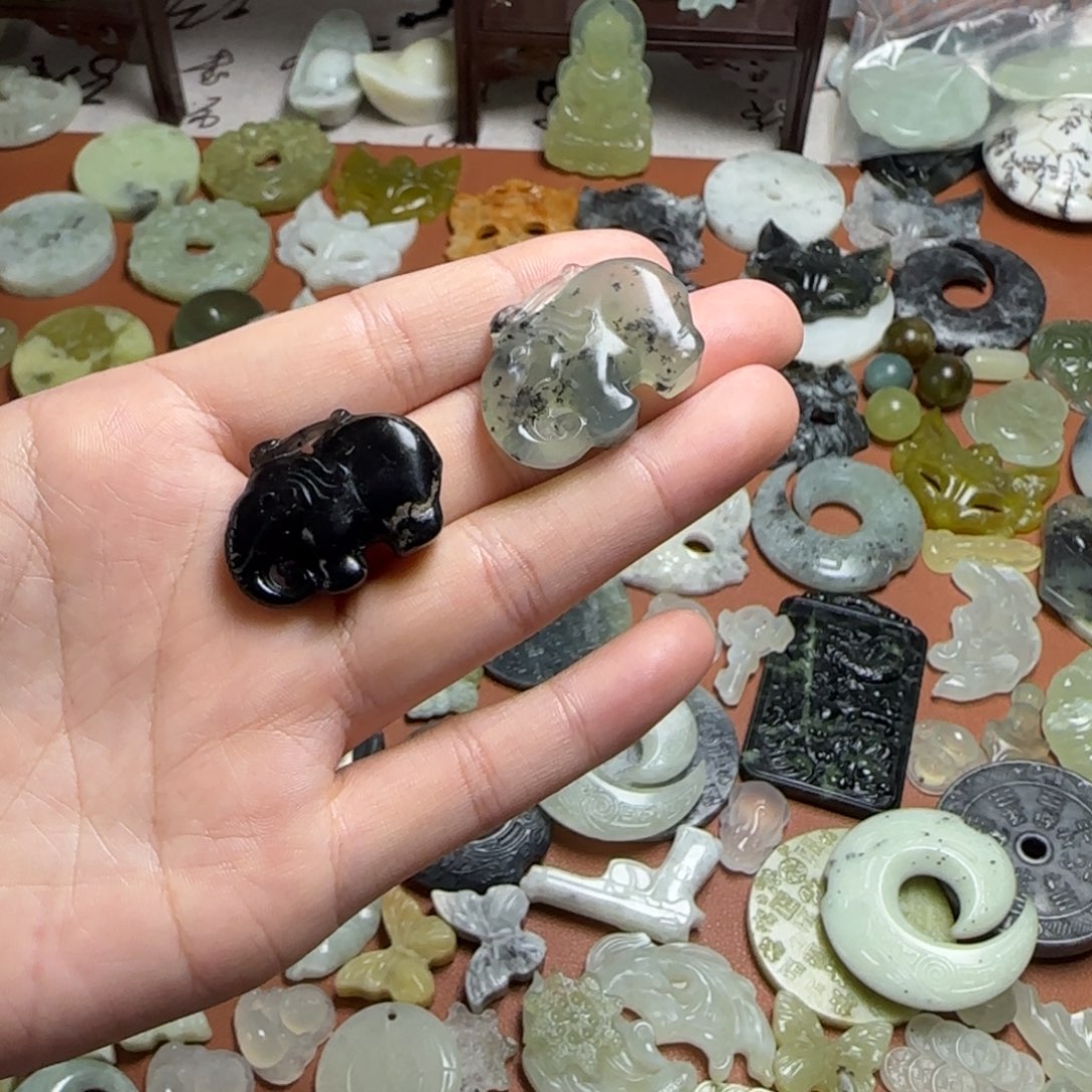 蛇纹石玉未镶嵌颈饰吉祥如意