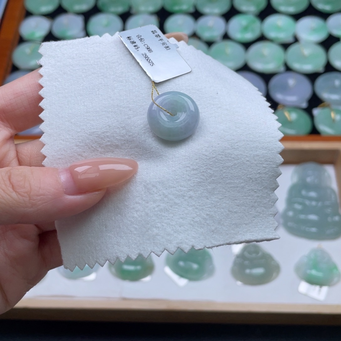翡翠未镶嵌颈饰平安扣
