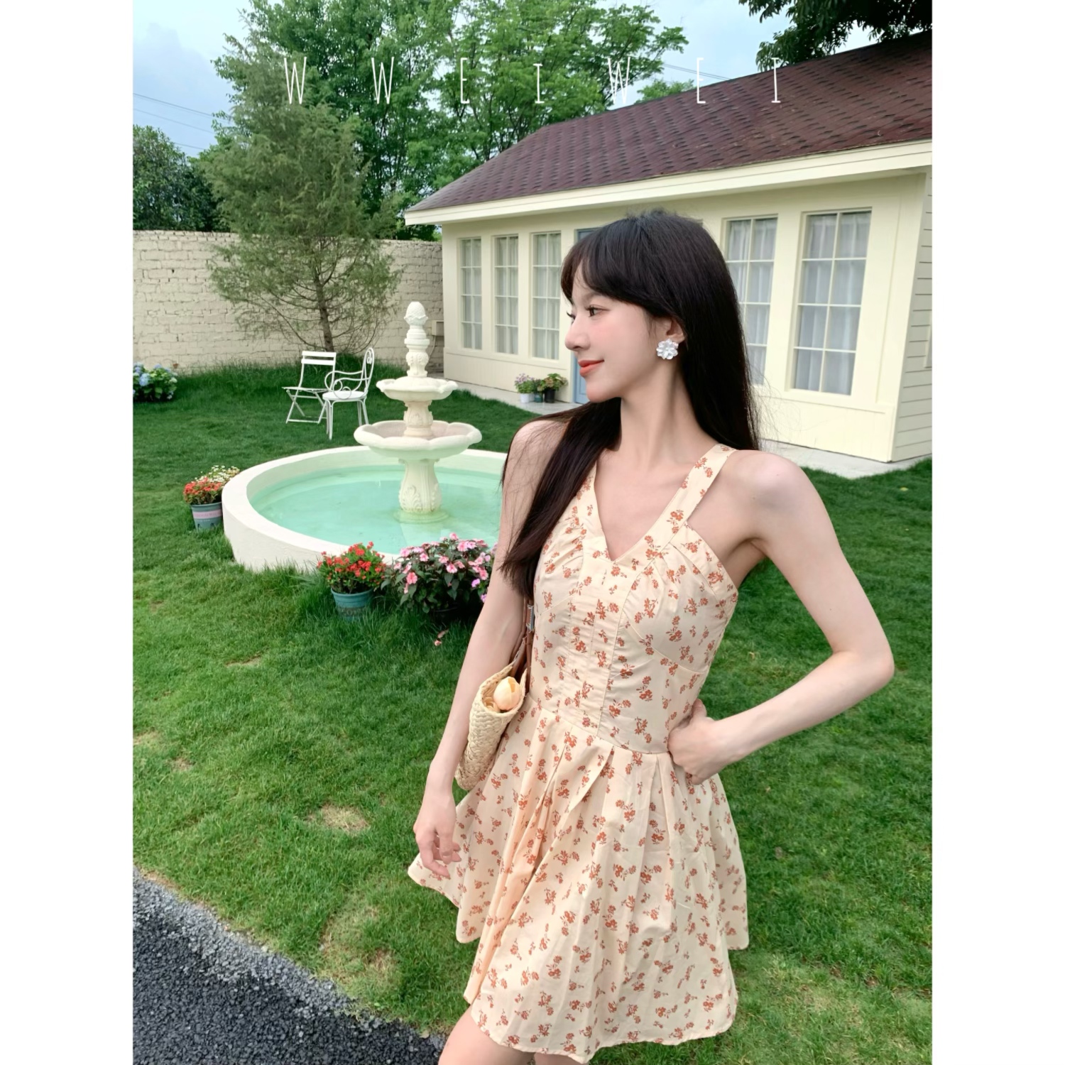 王玮玮【日光奶酪】韩系简约休闲小个子V领掐腰短款碎花吊带连衣裙
