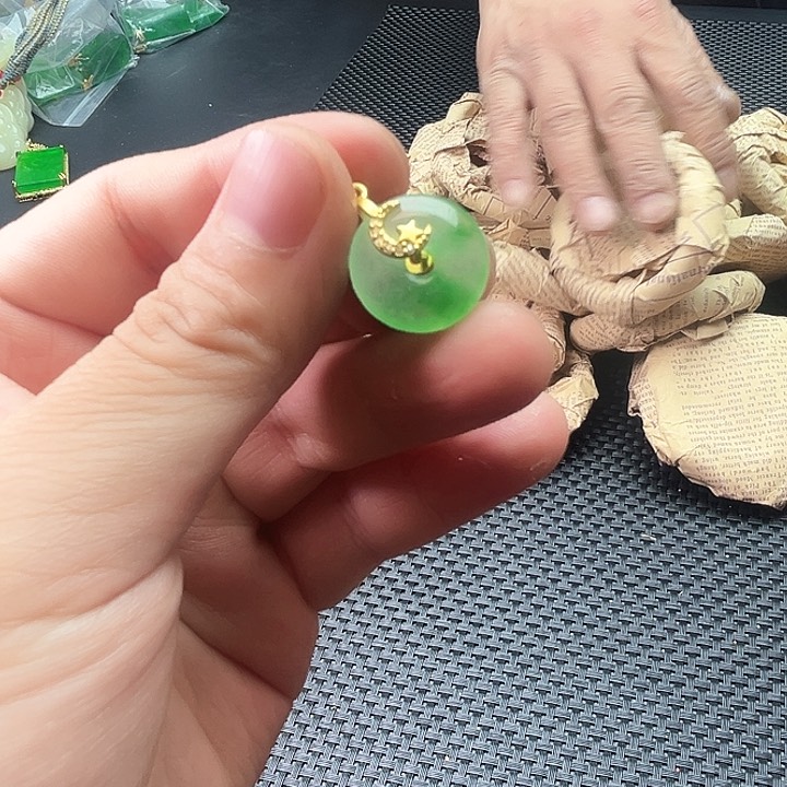 翡翠颈饰未镶嵌心*&嗷嗷