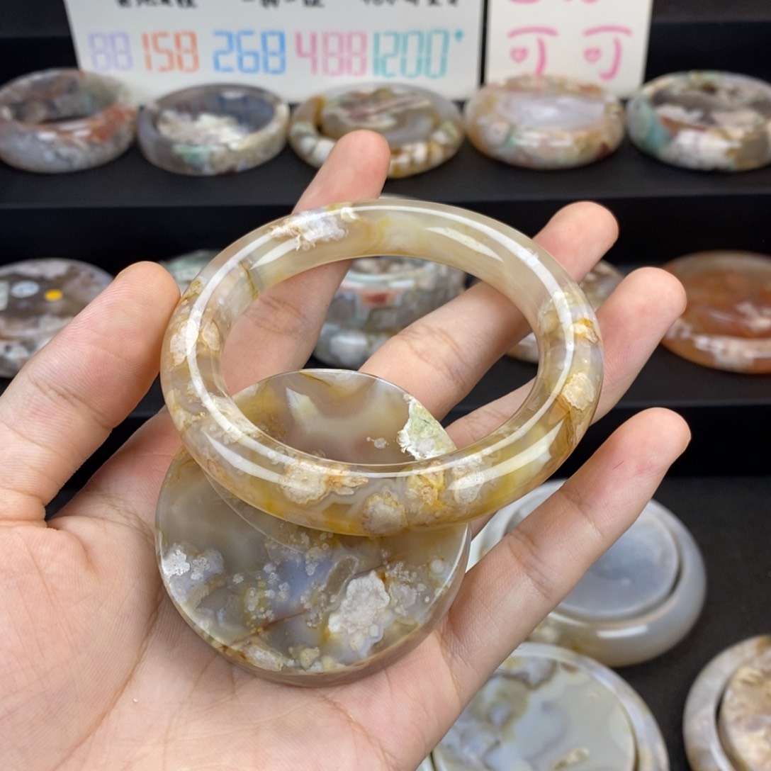 石英质玉手镯未镶嵌离***娃