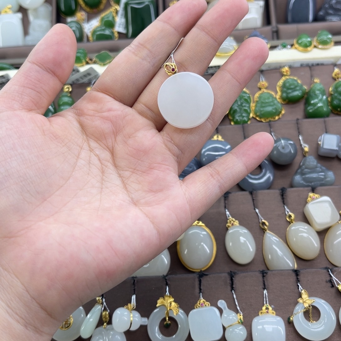 和田玉18K金镶嵌吊坠(赠链)