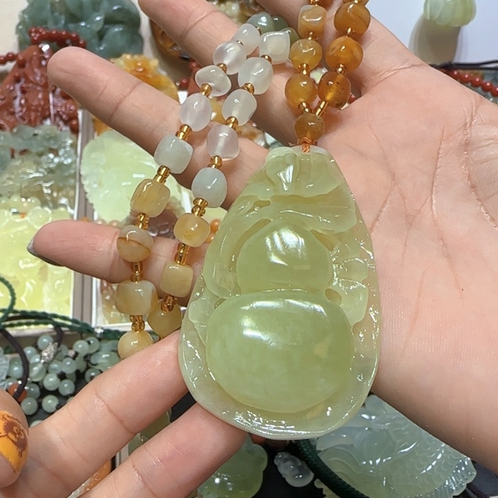 未镶嵌蛇纹石玉吊坠