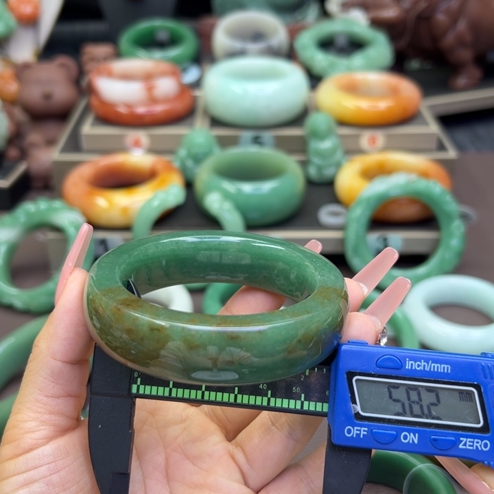 未镶嵌手镯石英岩玉