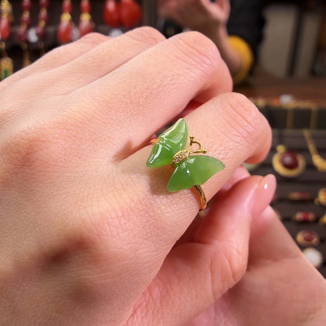 颈饰18K金镶嵌和田玉