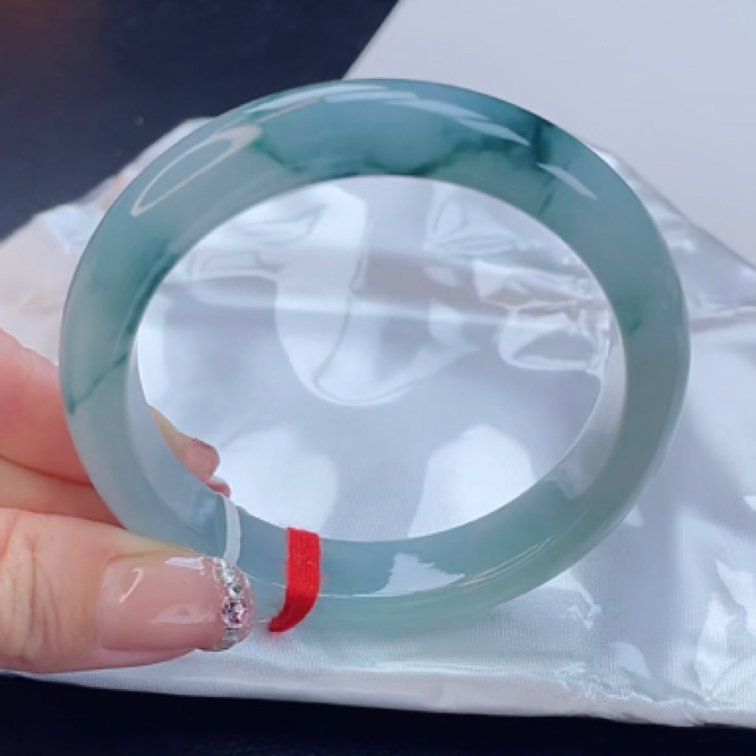 翡翠手镯未镶嵌翡翠