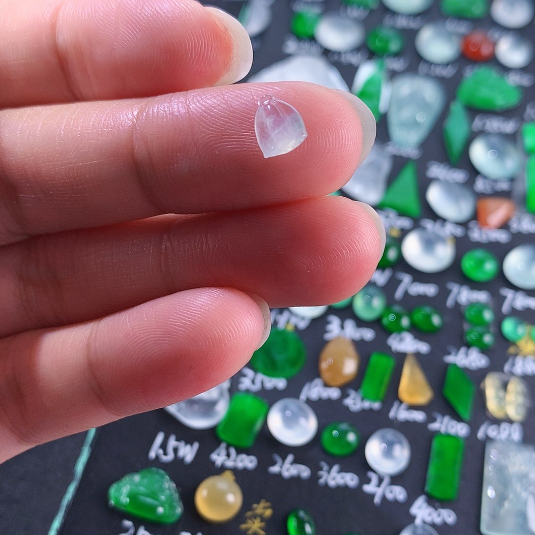 翡翠颈饰未镶嵌天然翡翠高冰莲蓬