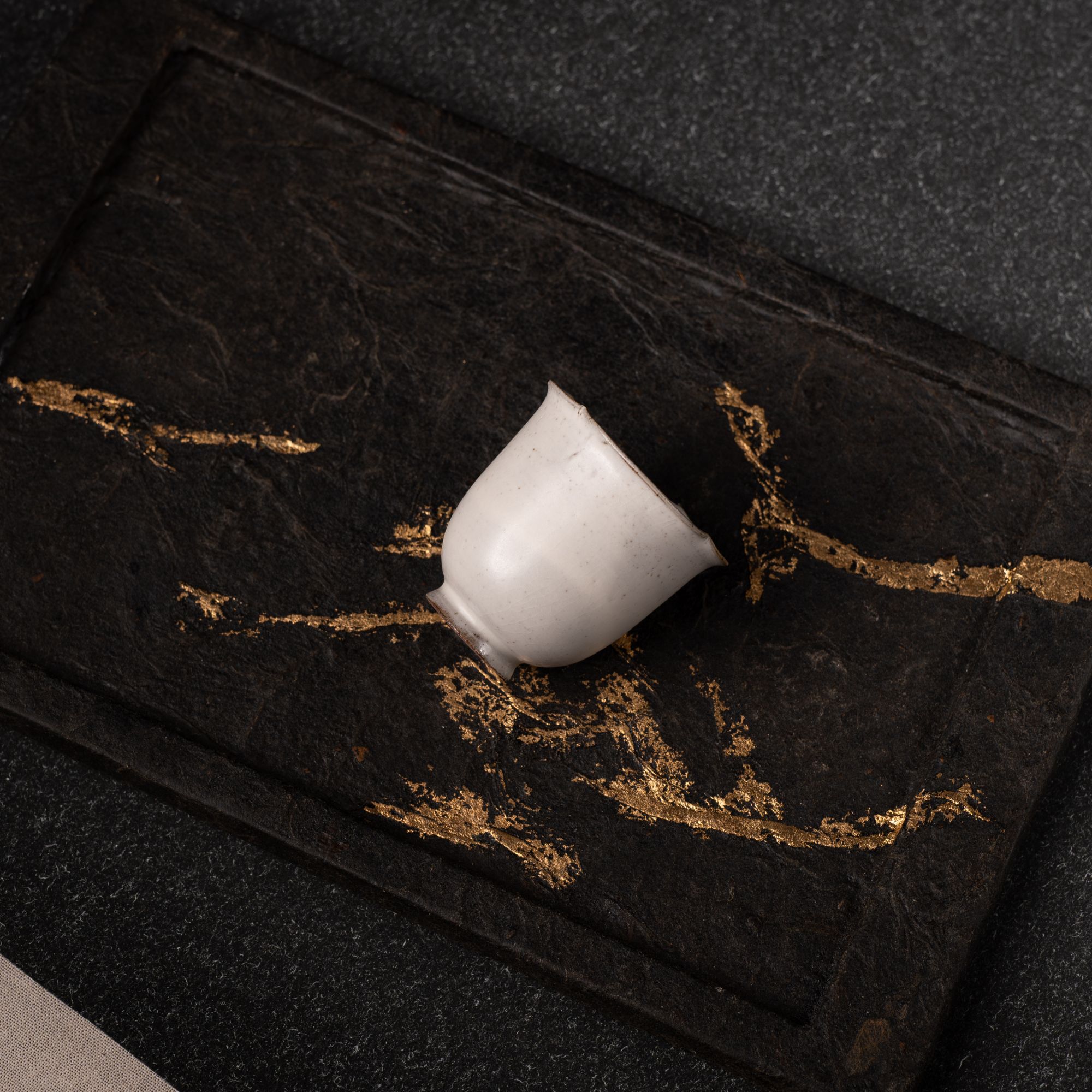 仟户烧陶艺全手工粉引细陶泥花口杯闻香杯复古诧寂风米白色