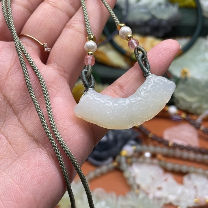 岫玉未镶嵌吊坠毛衣链