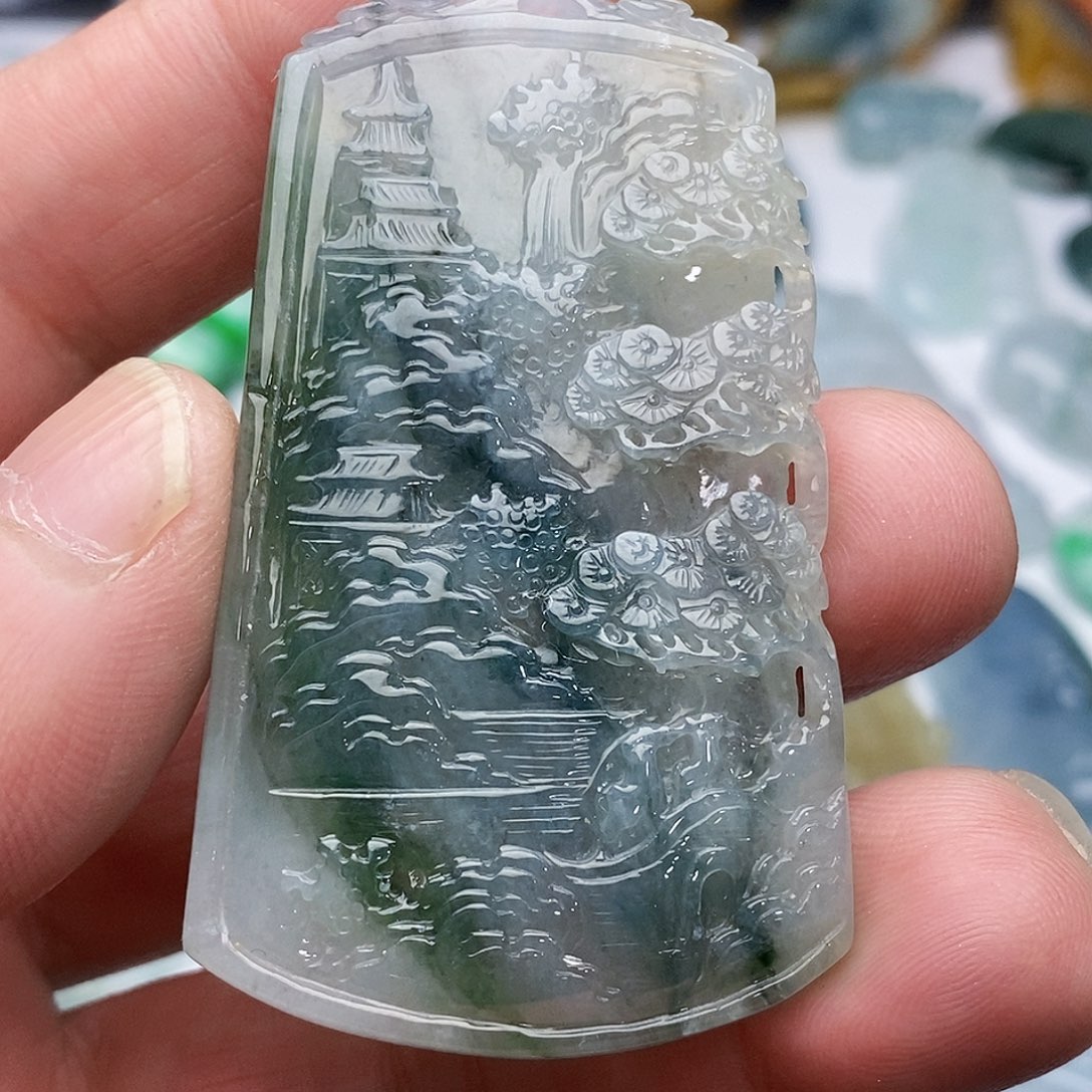 翡翠颈饰未镶嵌山水