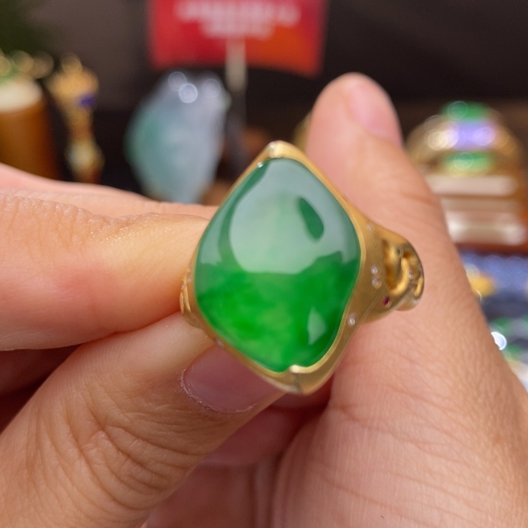 翡翠戒指18K金镶嵌戒指