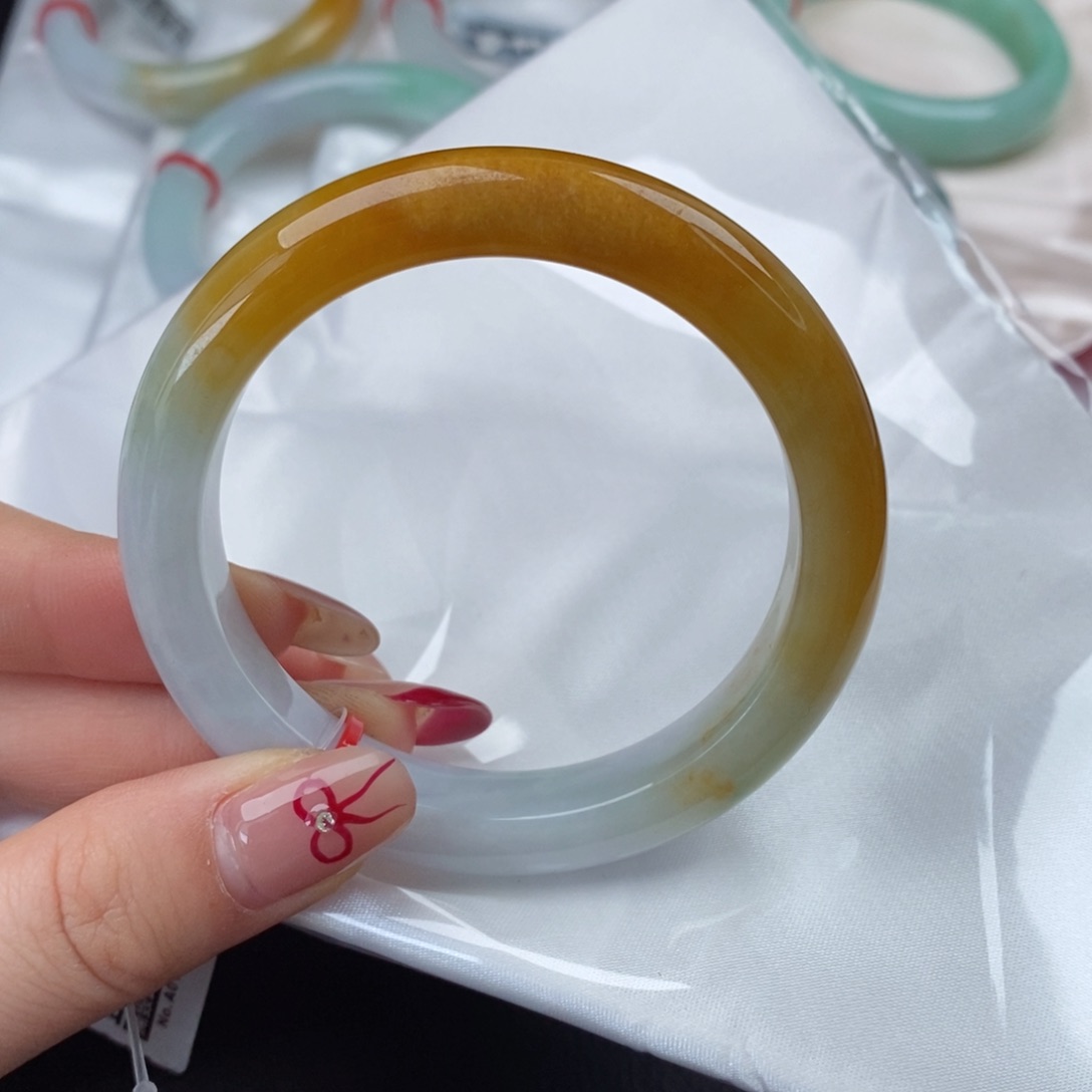 翡翠手镯未镶嵌55圈口