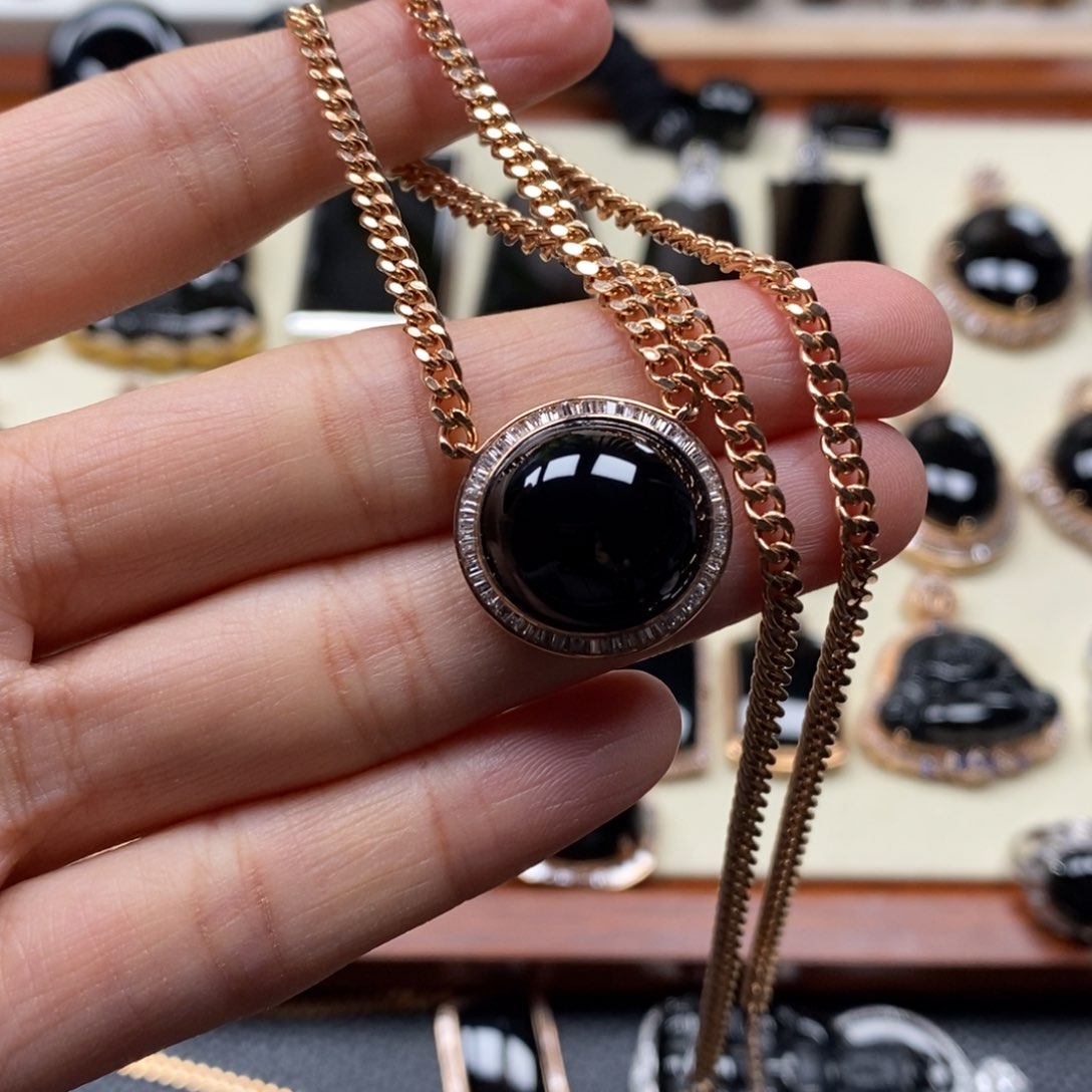 翡翠颈饰18K金镶嵌小*儿蛋面