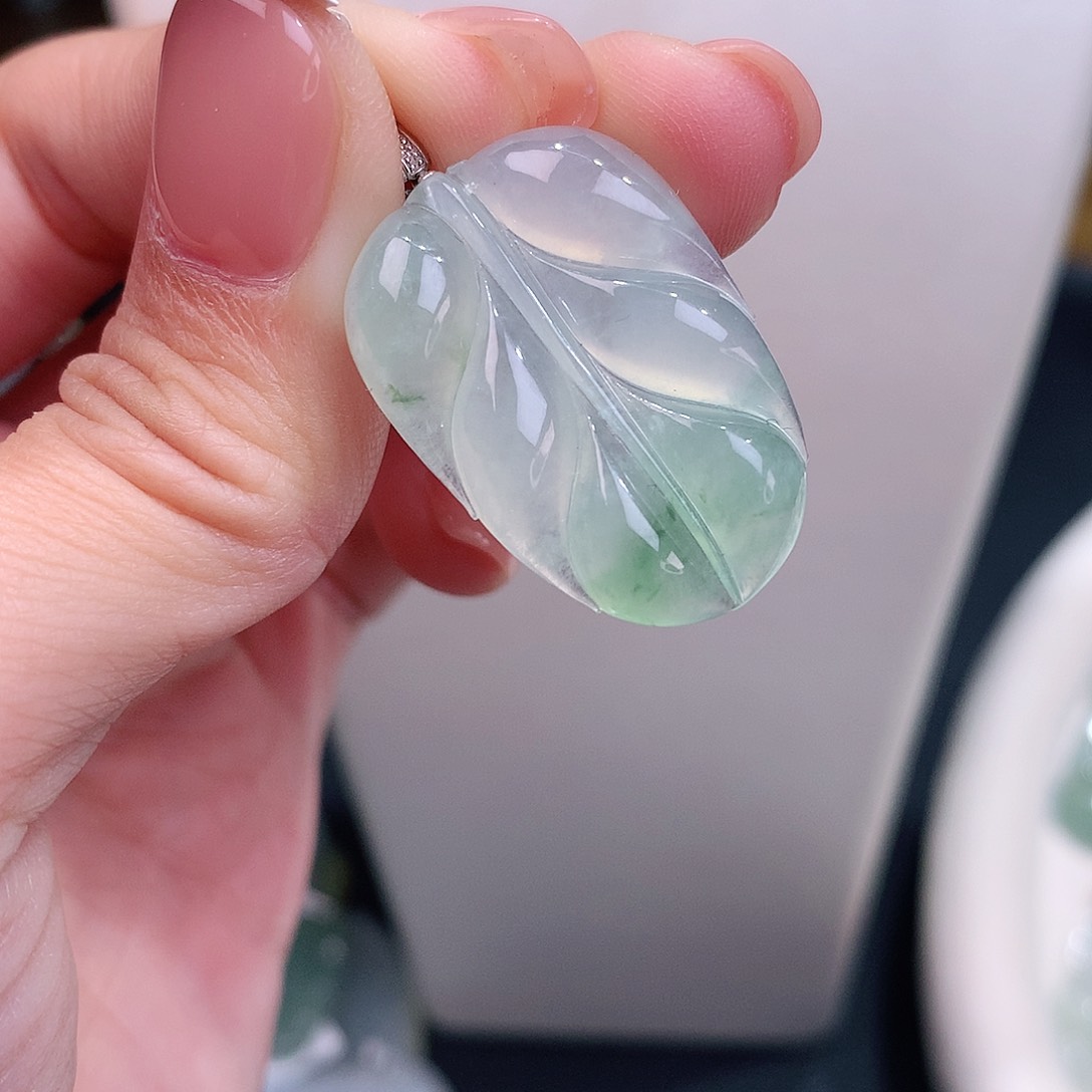 颈饰18K金镶嵌翡翠冰飘绿花叶子