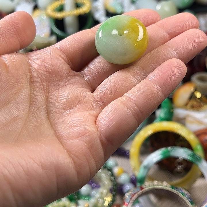 翡翠未镶嵌颈饰翡翠未镶嵌颈饰