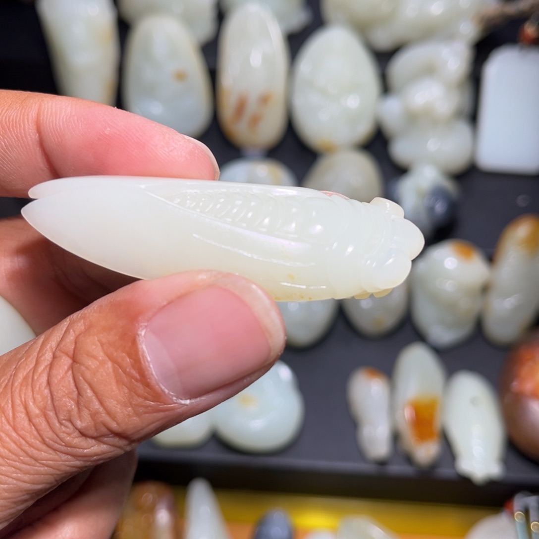 和田玉颈饰未镶嵌。*