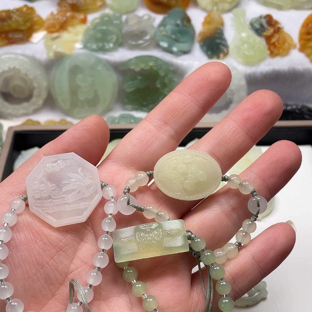 招***՞蛇纹石玉未镶嵌颈饰