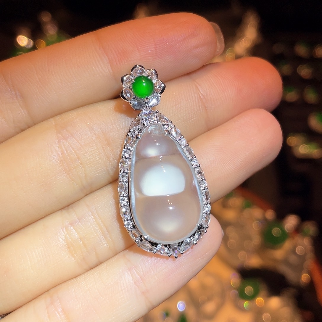 翡翠颈饰18K金镶嵌豆子挂坠