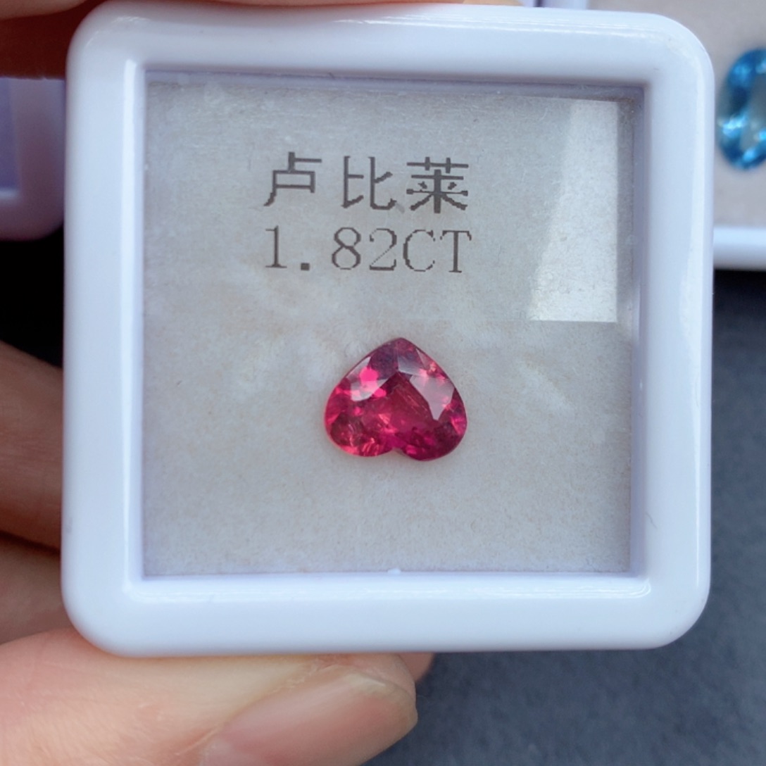 1.82克拉裸石未镶嵌红色碧玺