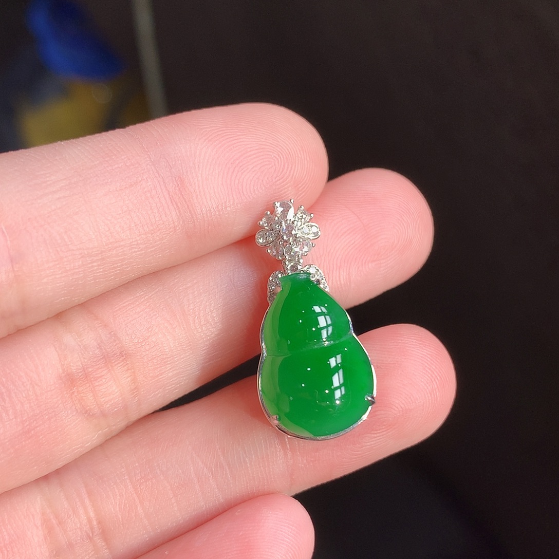 颈饰18K金镶嵌翡翠