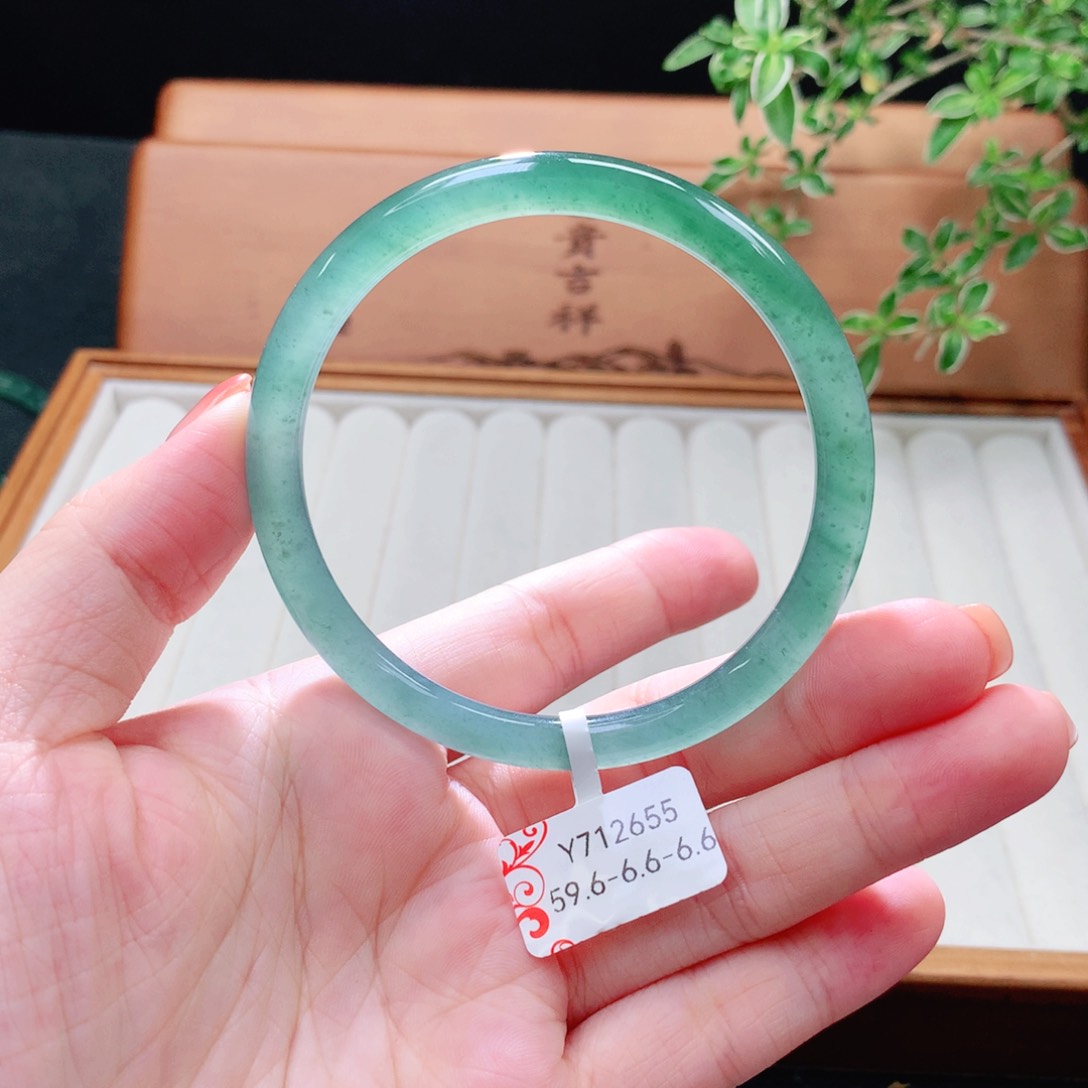 未镶嵌手镯（圆镯）翡翠