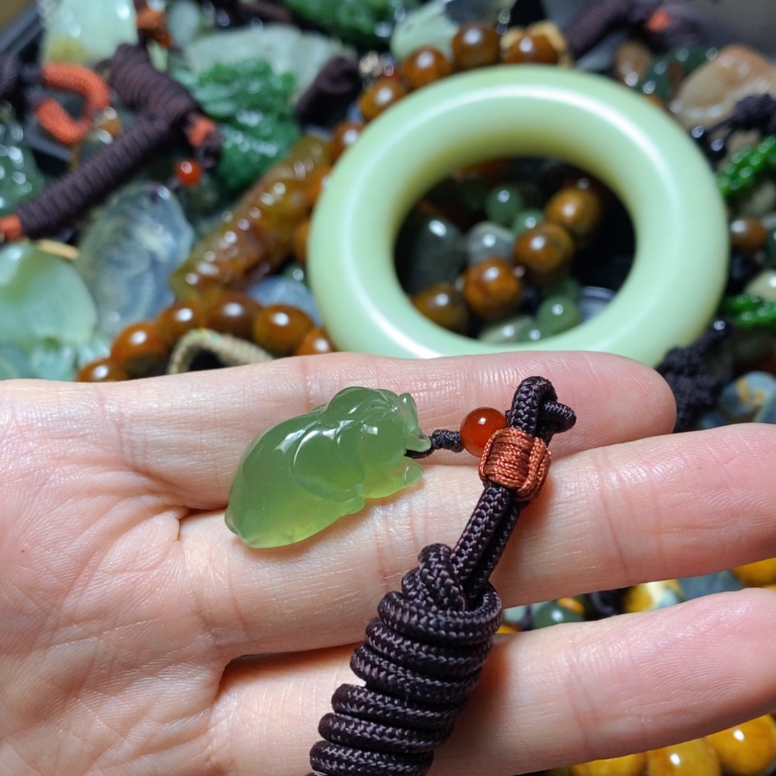 蛇纹石玉未镶嵌颈饰