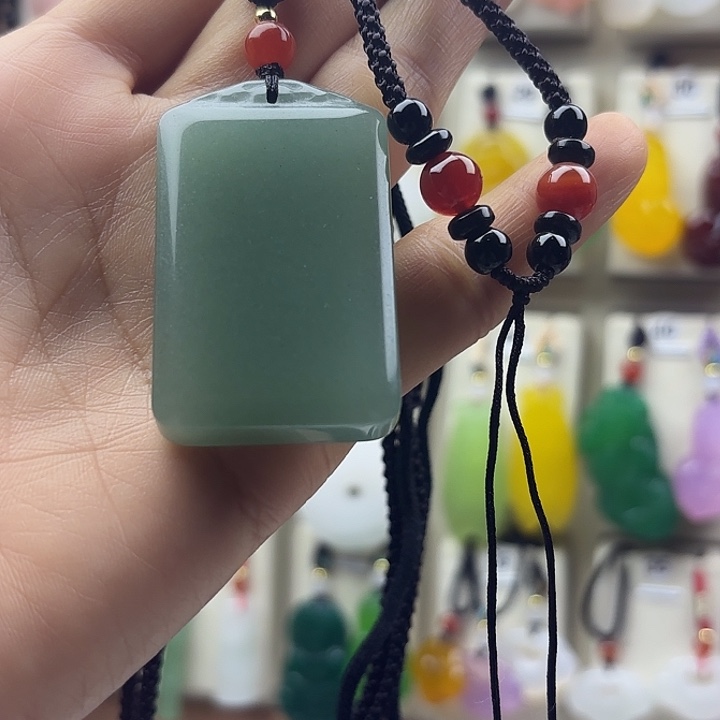 苹***发石英质玉未镶嵌颈饰