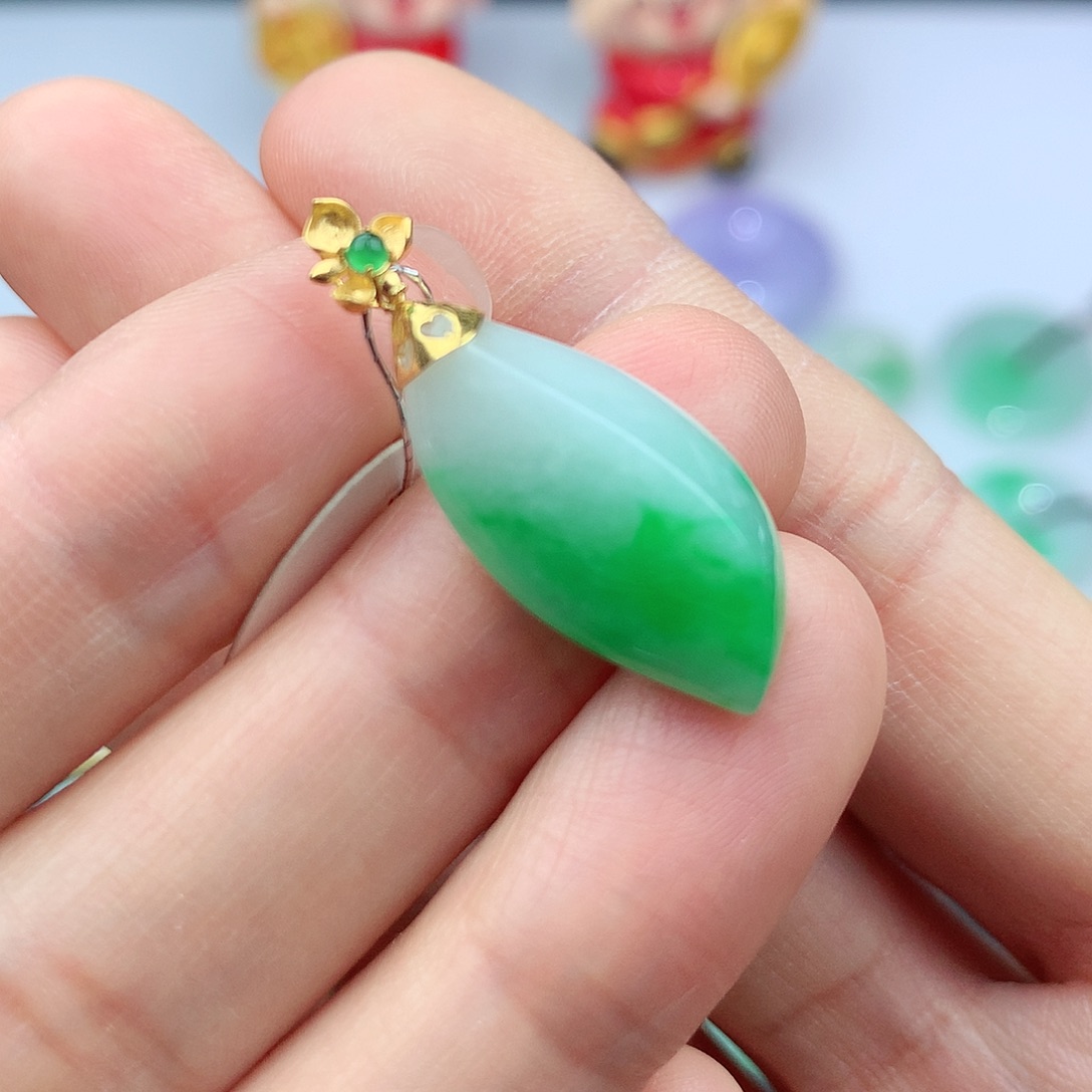 翡翠18K金镶嵌颈饰翡翠