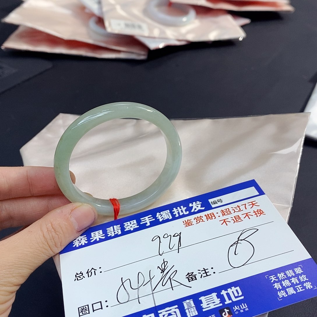 翡翠手镯未镶嵌翡翠