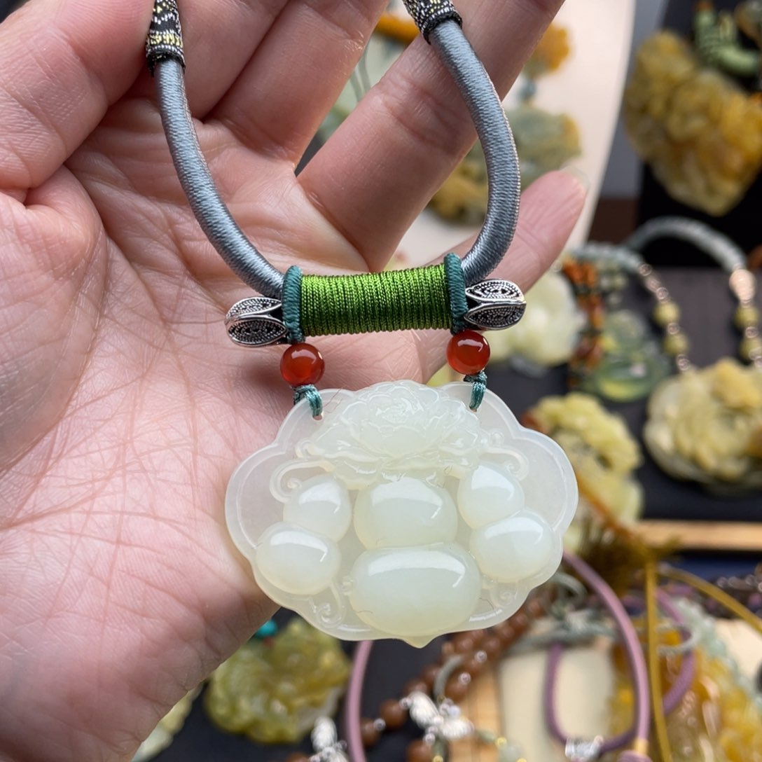 蛇纹石玉颈饰未镶嵌