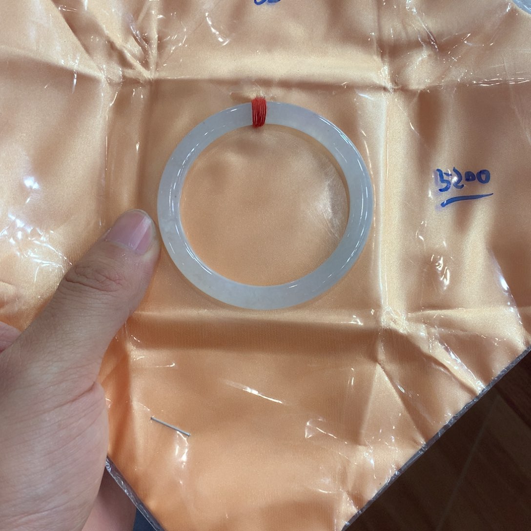 翡翠手镯未镶嵌翡翠