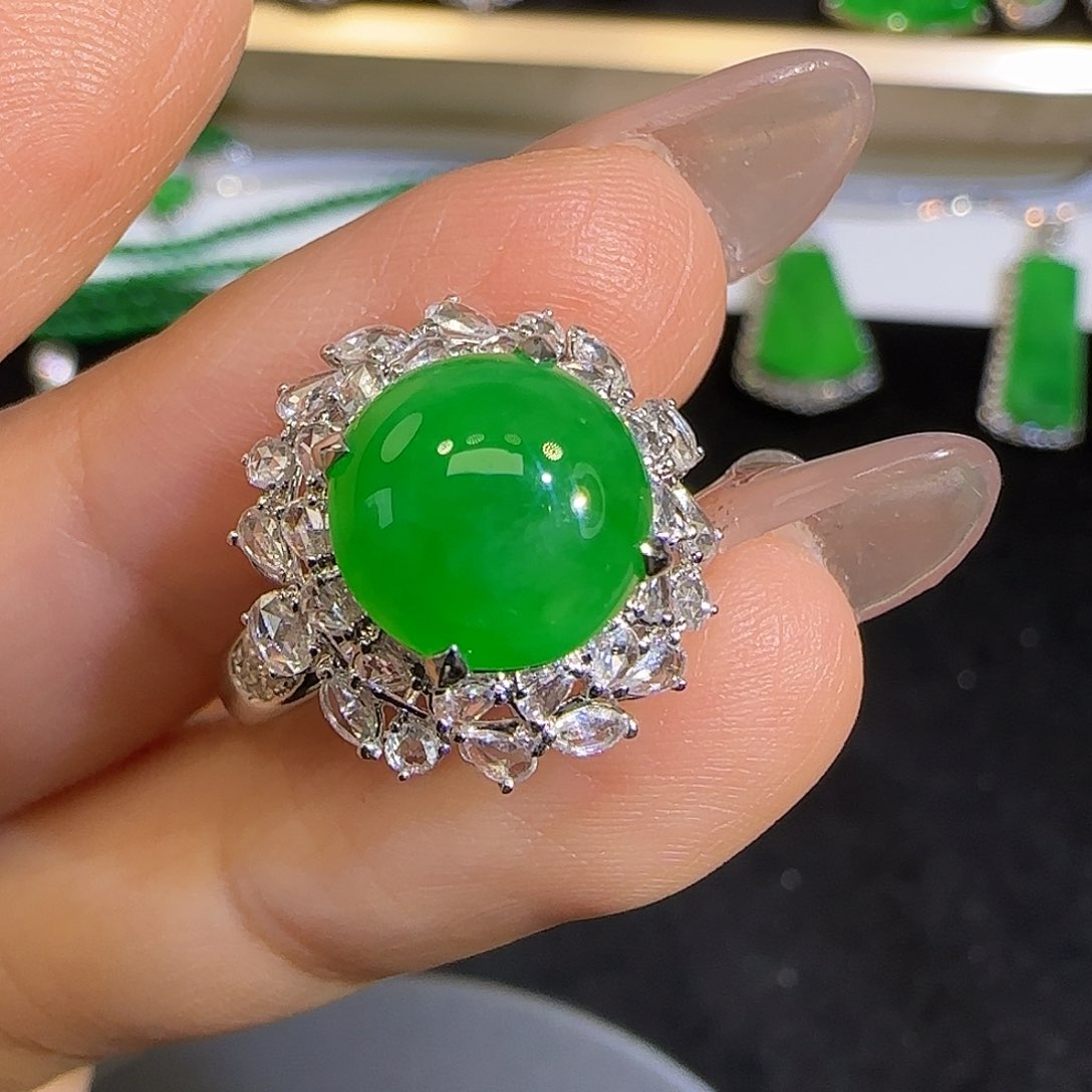 翡翠戒指18K金镶嵌。