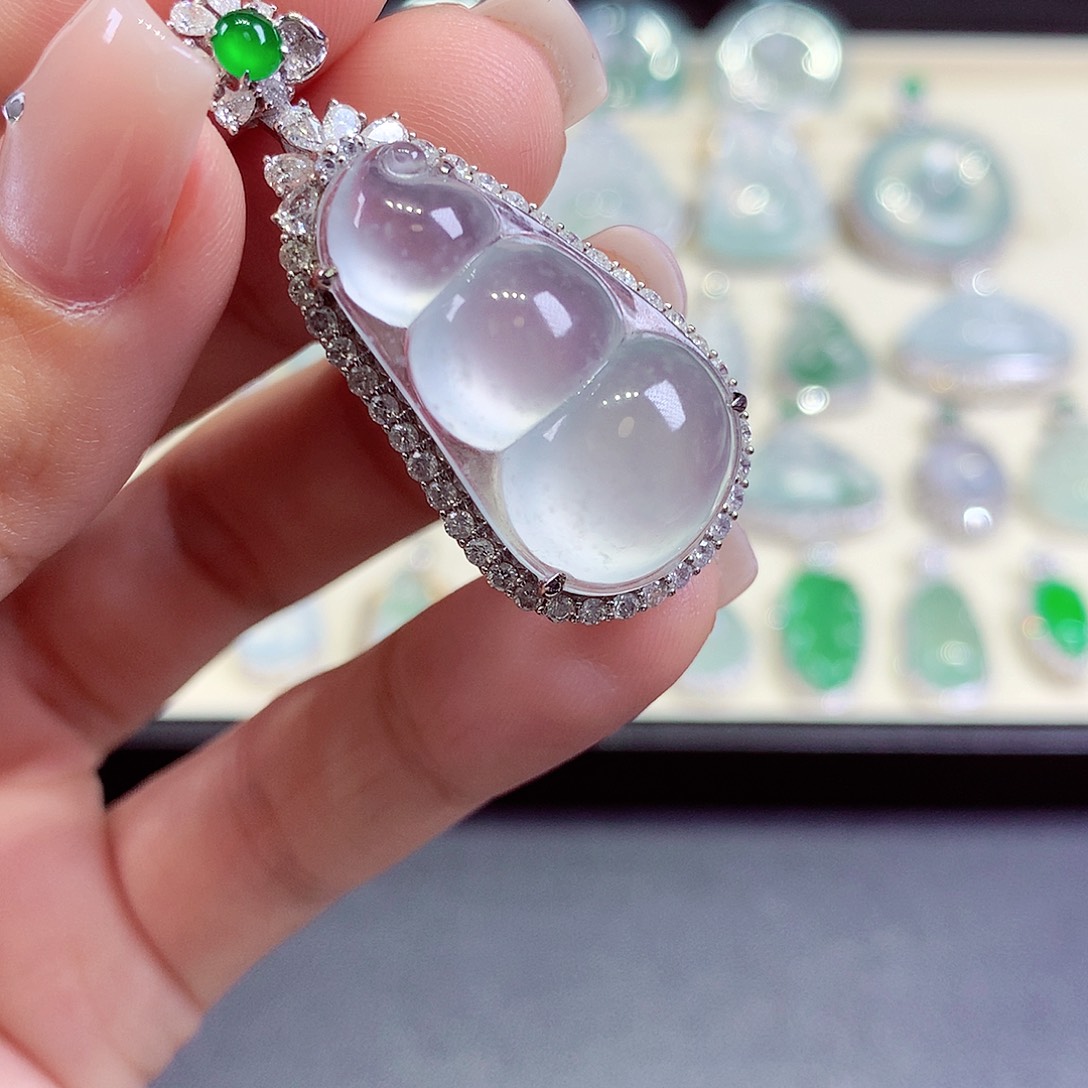 雷****翡翠18K金镶嵌颈饰翡翠