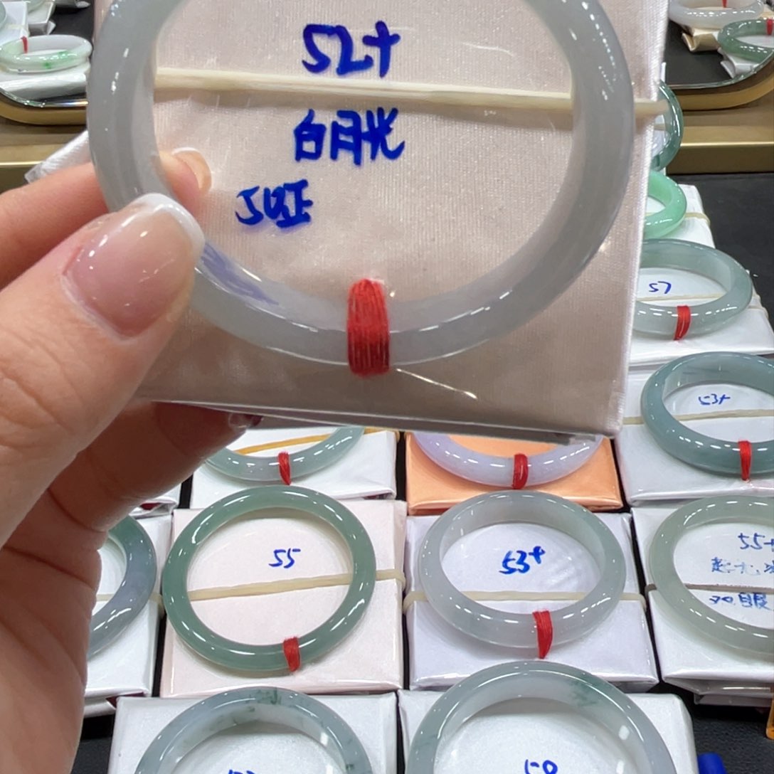 翡翠手镯未镶嵌翡翠