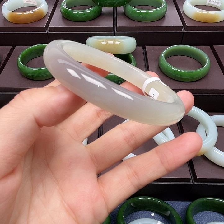 给***糖和田玉未镶嵌手镯