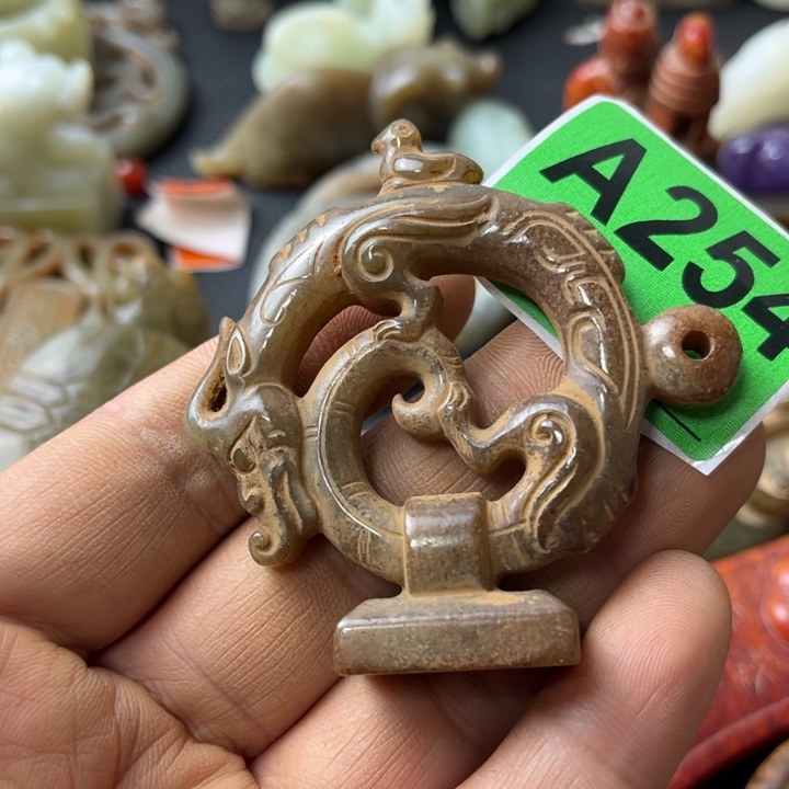 和田玉颈饰未镶嵌光**裔