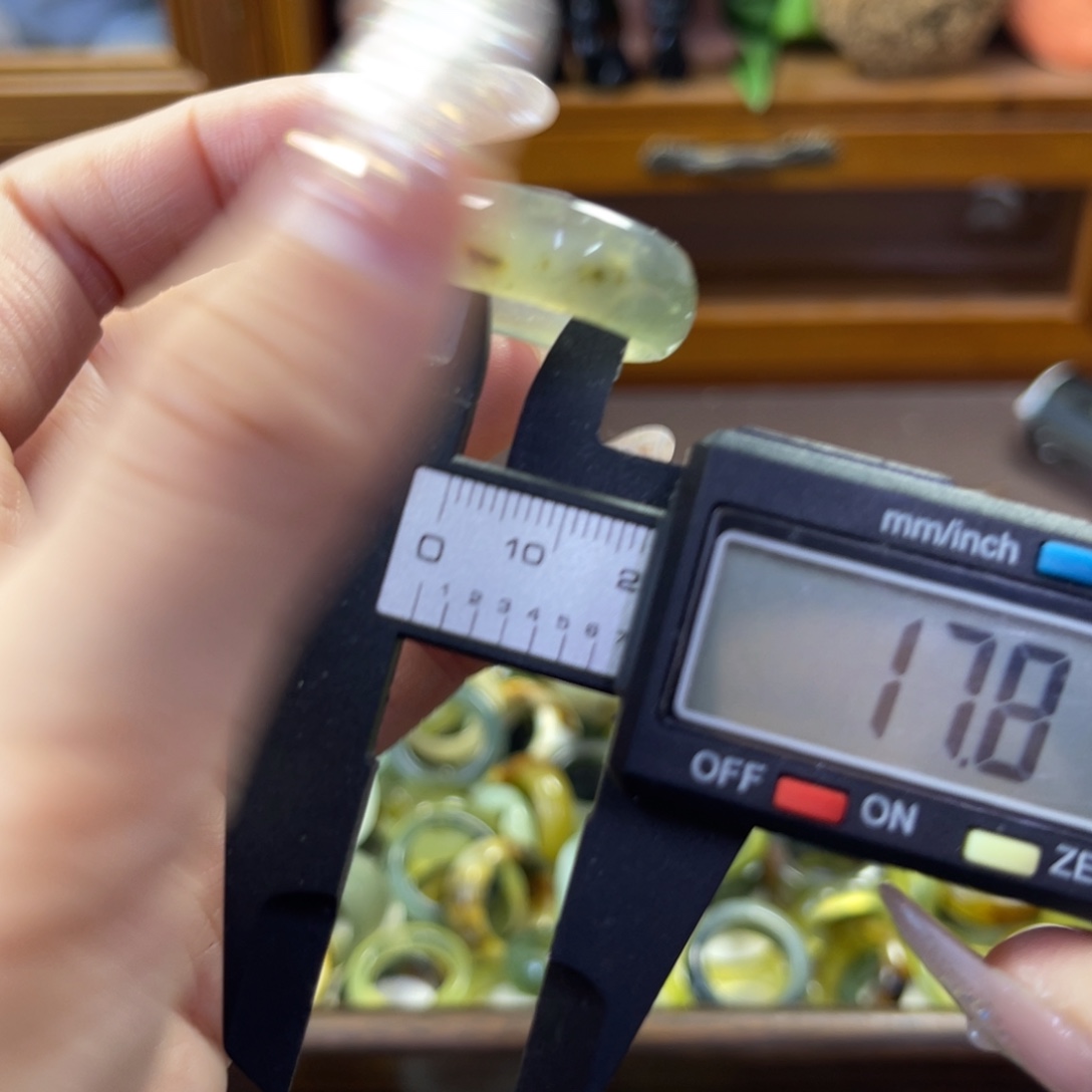 蛇纹石玉未镶嵌手镯157