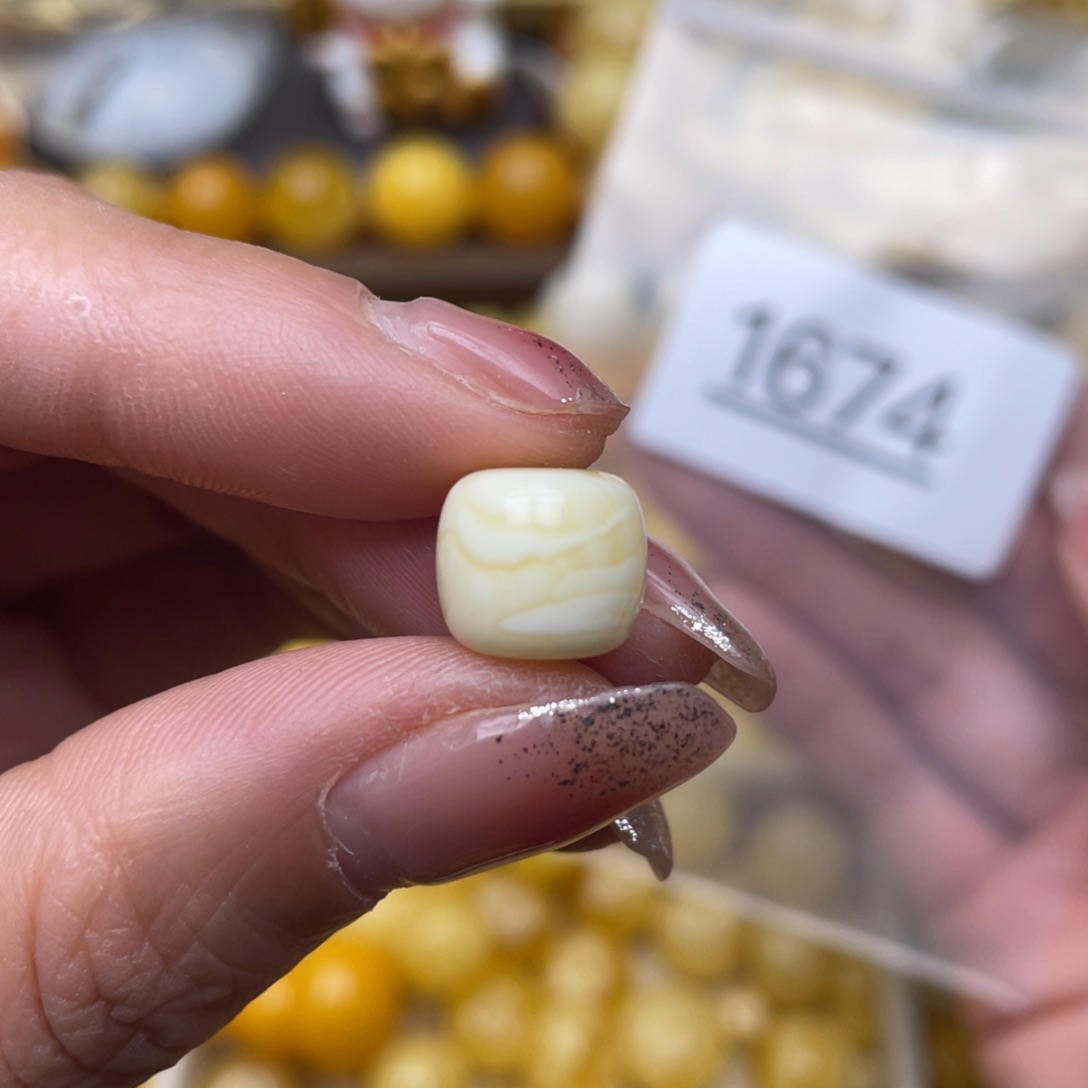 蜜蜡珠宝奇石未镶嵌黑点10.6