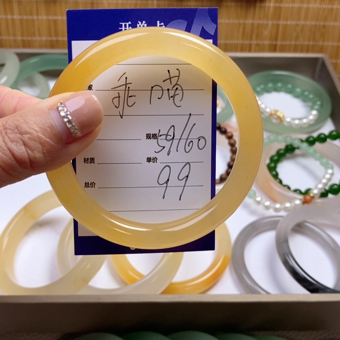 乖***)石英质玉未镶嵌手镯