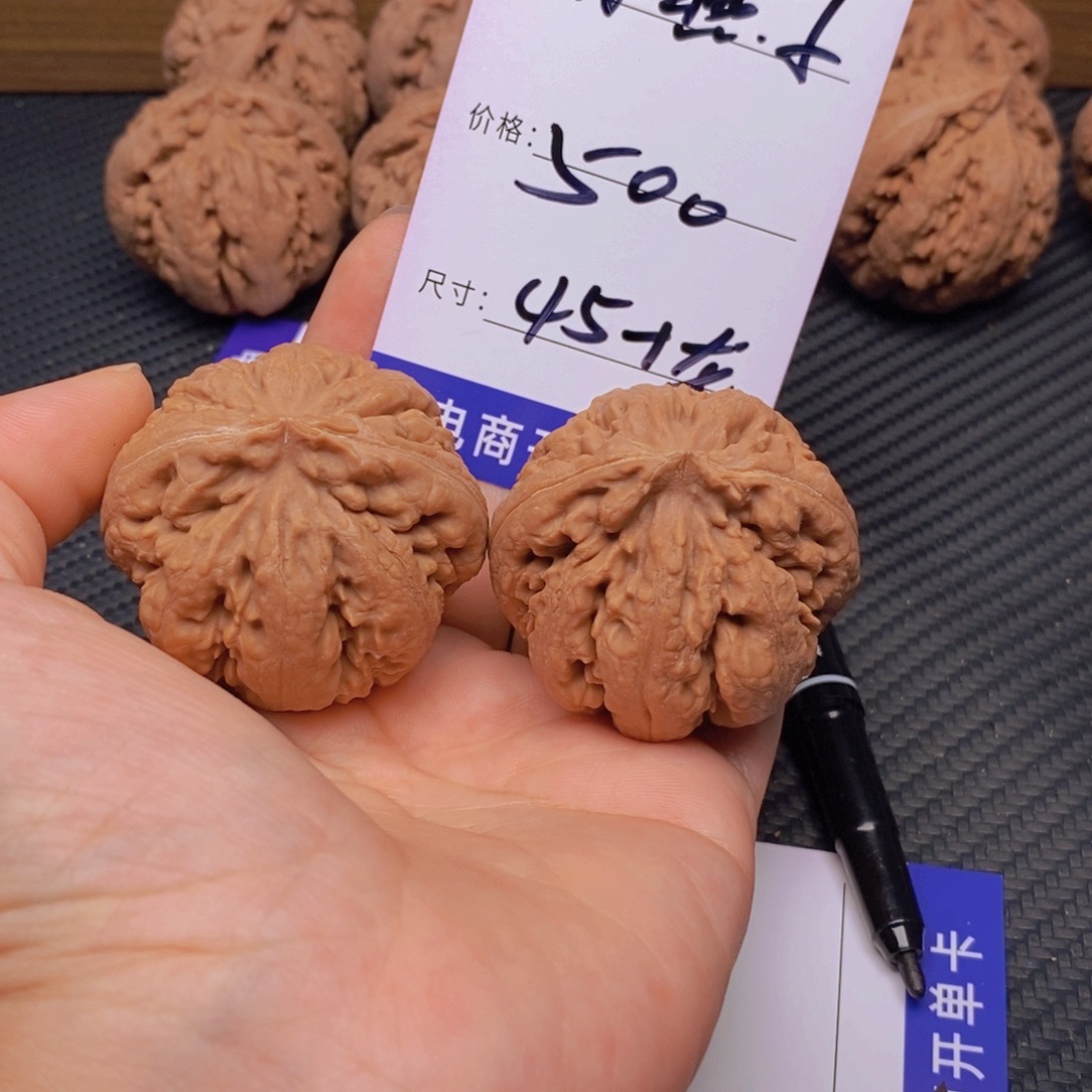 爱***子文玩核桃坝在龙核桃