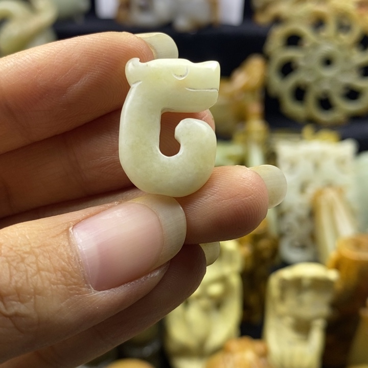 蛇纹石玉颈饰未镶嵌100