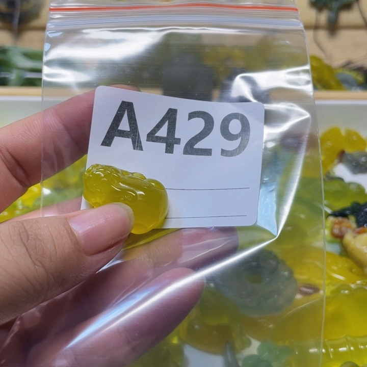玉***儿未镶嵌蛇纹石玉颈饰
