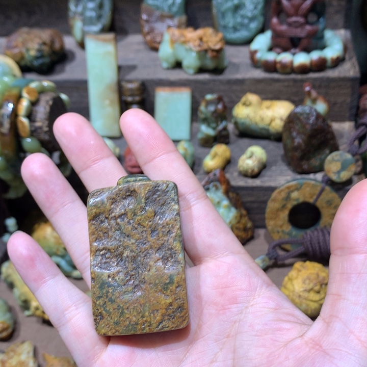 未镶嵌岫岩河磨玉（透闪石质玉）挂件