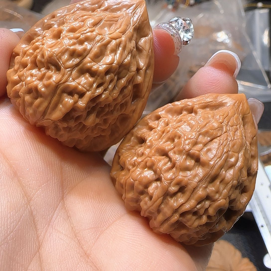 文玩核桃吊坠36蛇王一抹红